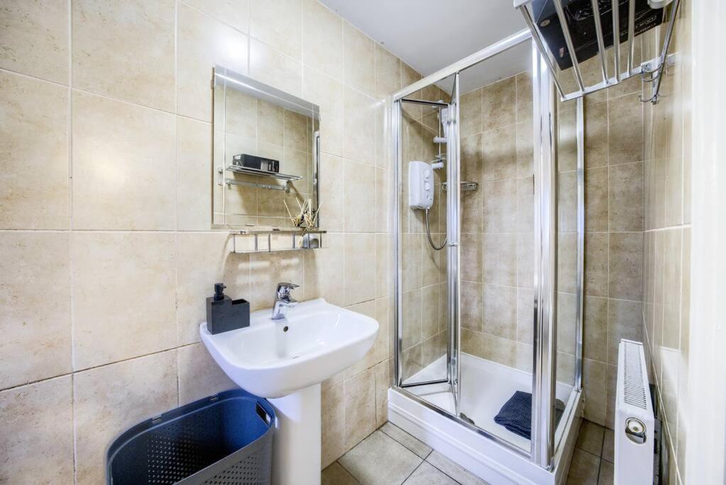 Low Rate For A 4-Bedroom House In Coventry With Free Unlimited Wi-Fi 2 Car Parking 53 Qmc Exteriör bild