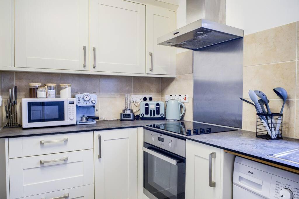 Low Rate For A 4-Bedroom House In Coventry With Free Unlimited Wi-Fi 2 Car Parking 53 Qmc Exteriör bild