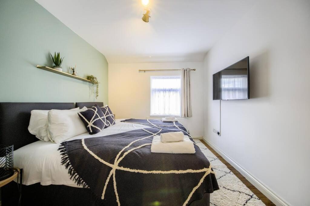 Low Rate For A 4-Bedroom House In Coventry With Free Unlimited Wi-Fi 2 Car Parking 53 Qmc Exteriör bild